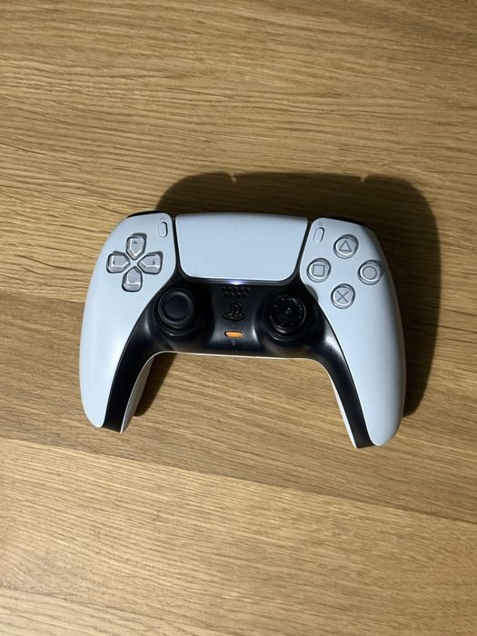 Kontroler ps5 lekko uszkodzony