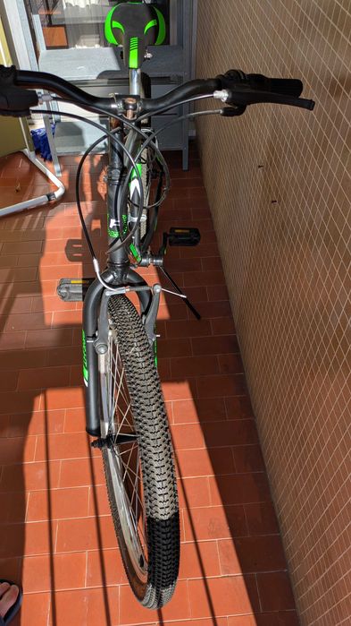 Vendo bicicleta MTB Frejus, modelo em preto e verde, com rodas aro 24" e 18 velocidades.