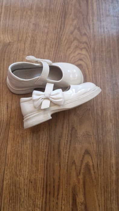 Взуття на дівчинку