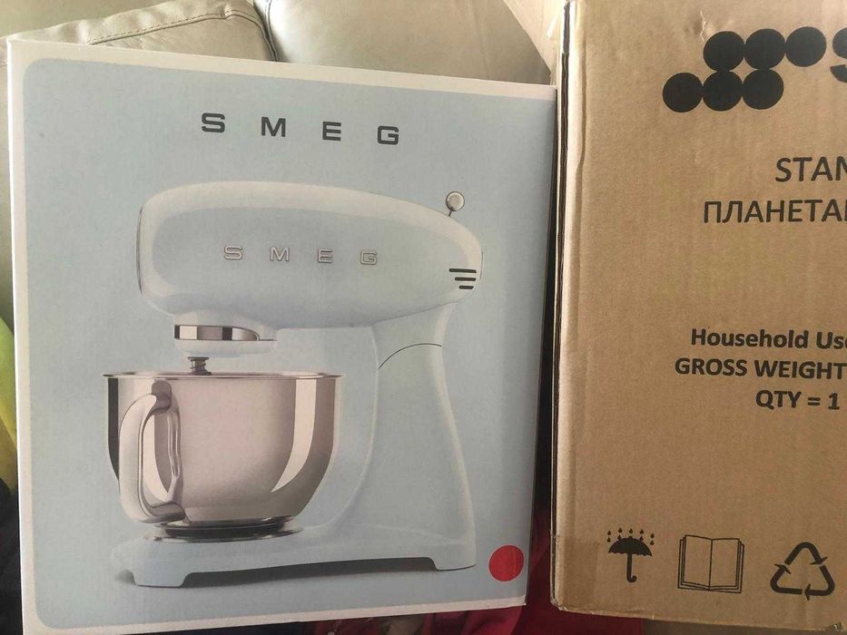 Batedeira / Robô de Cozinha SMEG Vermelho, nunca utilizado.