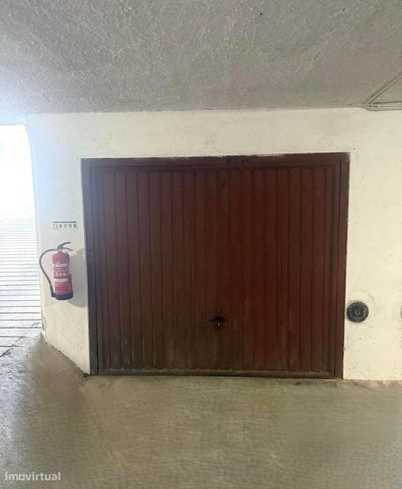 Garagem Individual / Armazém - Rua do Brasil C/ Eletricidade Própria