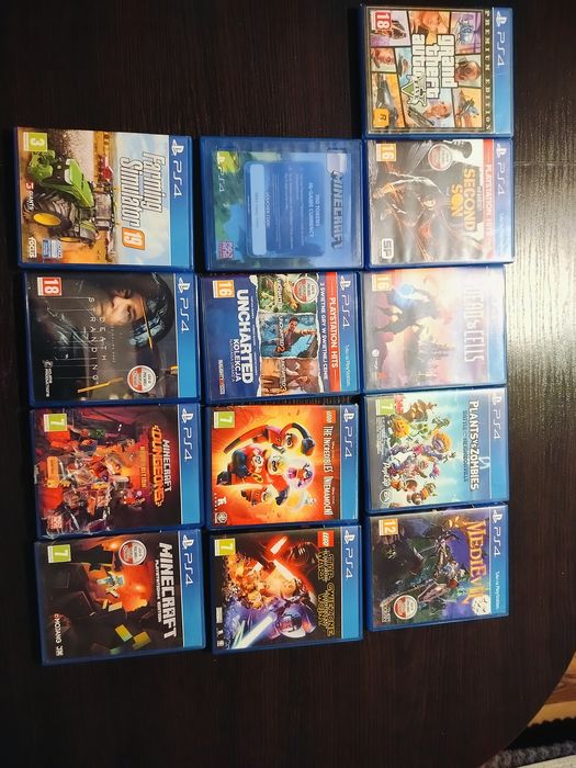 Konsola PS4 w zestawie  z padami , grami  i kierownicą