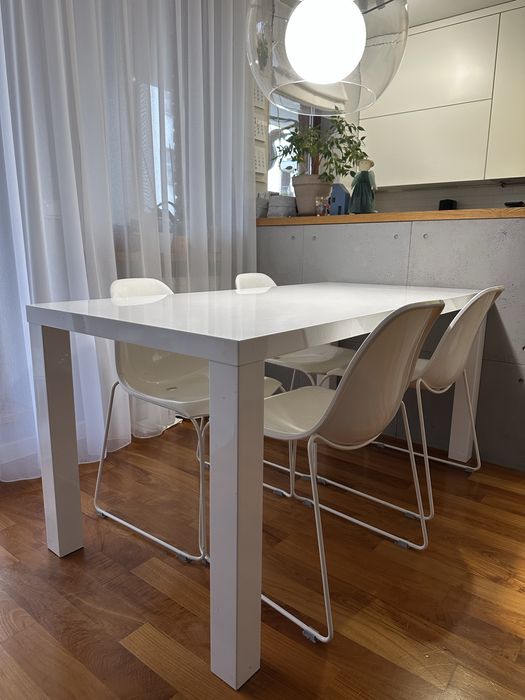 Stół z krzesłami włoskiej prodkcji