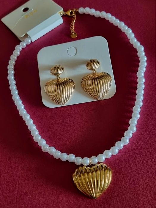 Colar dourado, em aço, com pérolas e um coração. + brincos