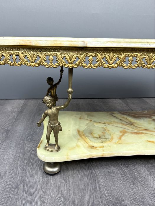 Вінтажний журнальний стіл