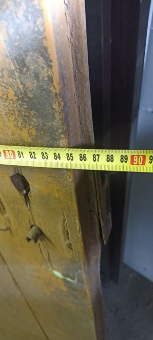 Drzwi drewniane zabytkowe . Zawiasy kute