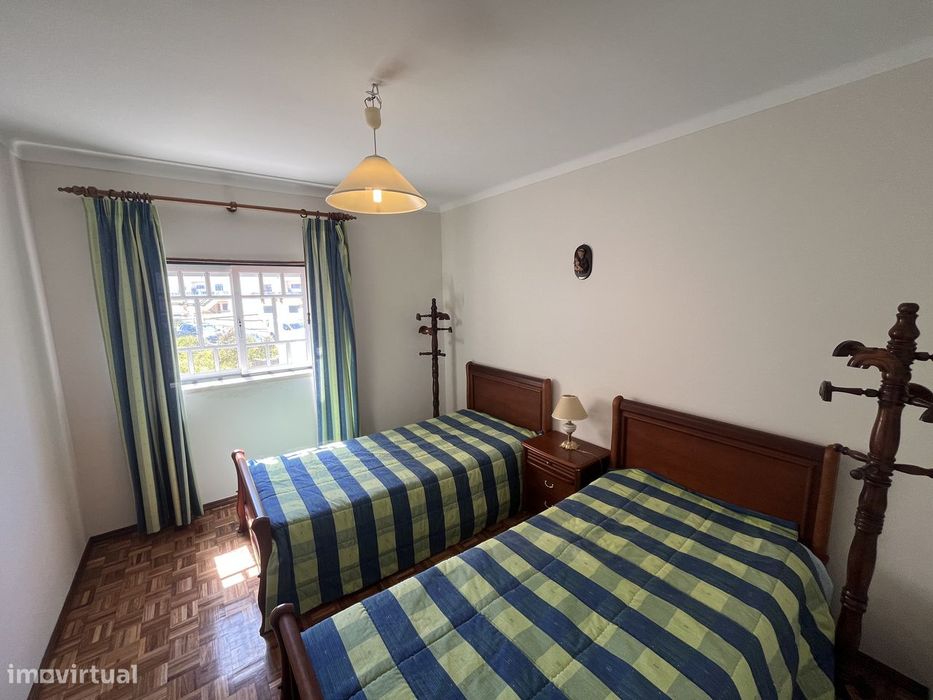 Apartamento T2 na Praia de Paredes de Vitória com varanda e garagem