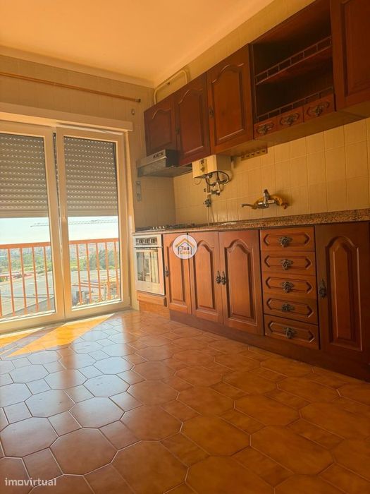 Apartamento para arrendamento T2  com varanda, sala com Lareira e cozi