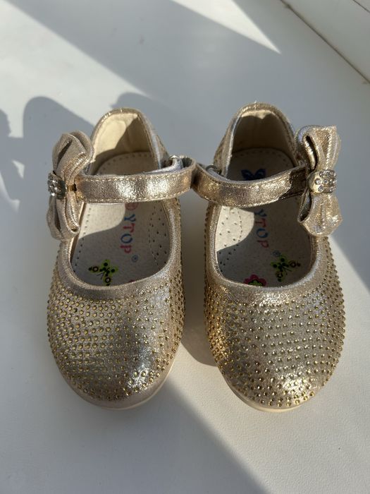 Продам дитячуі туфельки