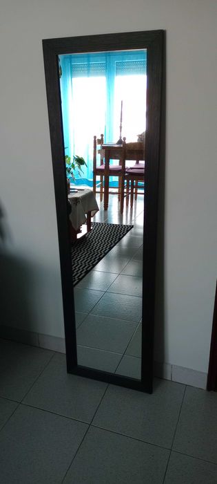 Espelho com moldura maciça