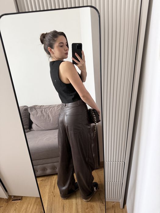 Шкіряні боюки та джинси