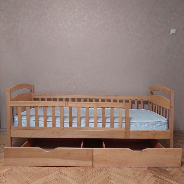 Дитяче ліжко.