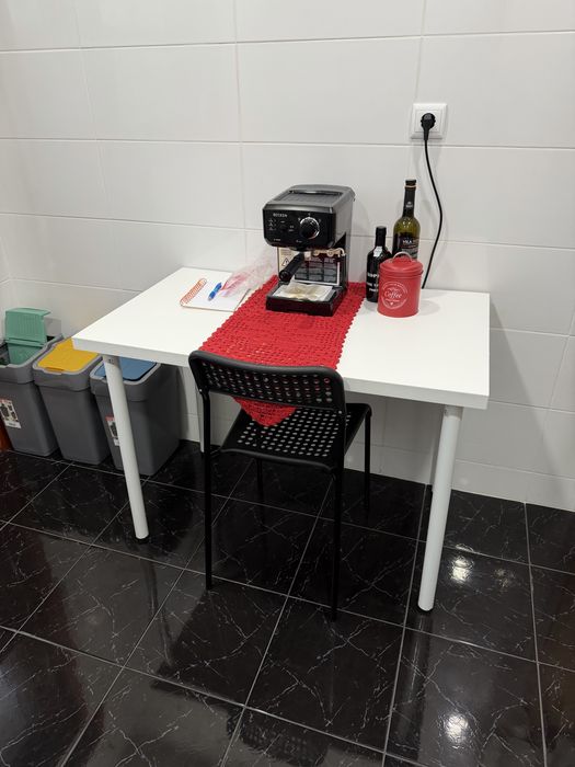 Mesa e cadeira juntas