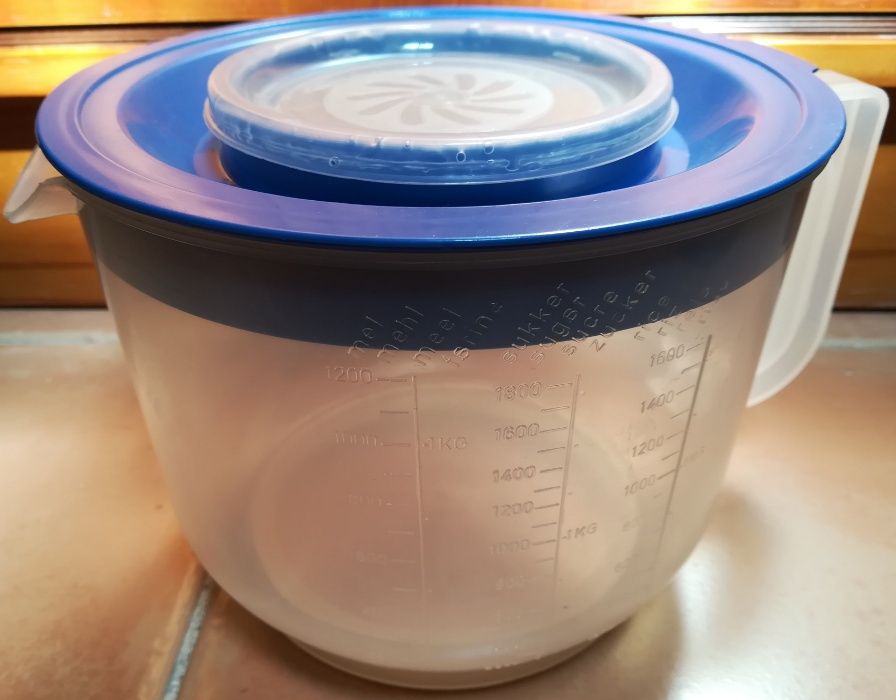Copo doseador ou taça doseadora de plástico para cozinha .424730475229368321