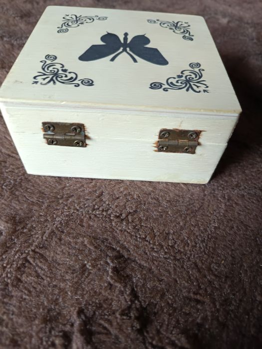 Drewniana szkatułka, pudełko z motylem, motyl