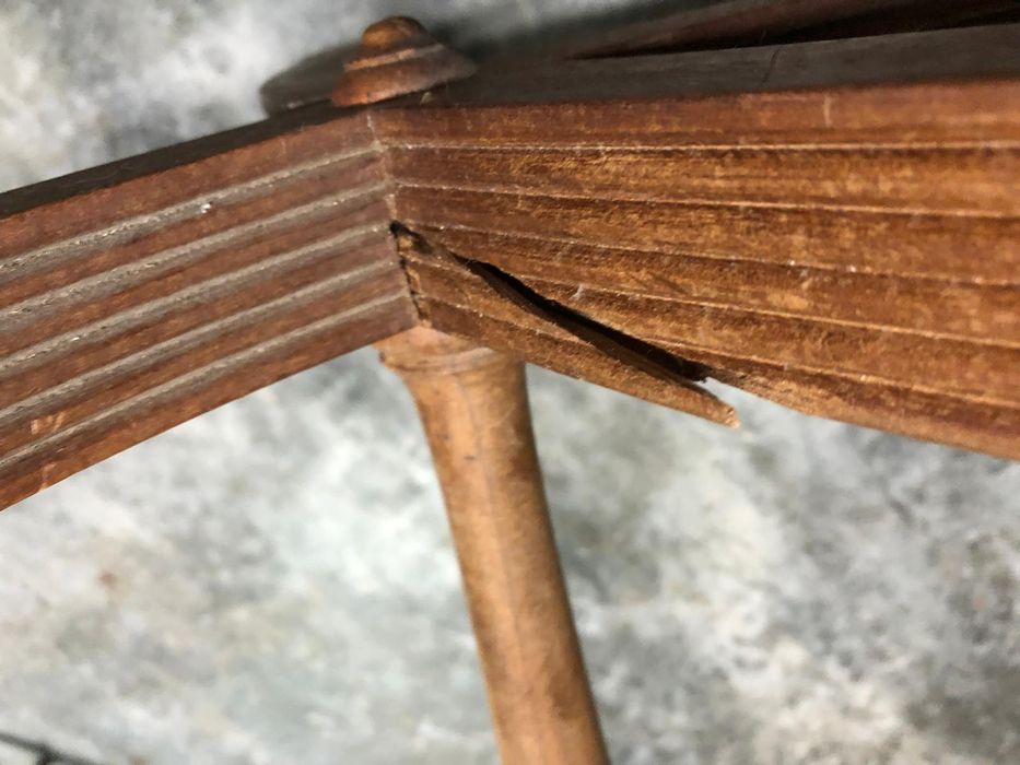 Mesa antiga em castanho