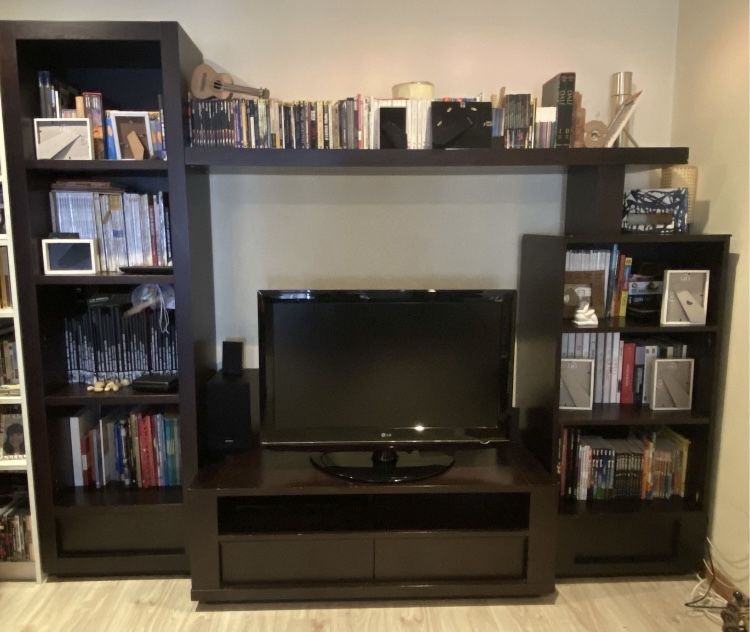 Estante modular e móvel para televisão