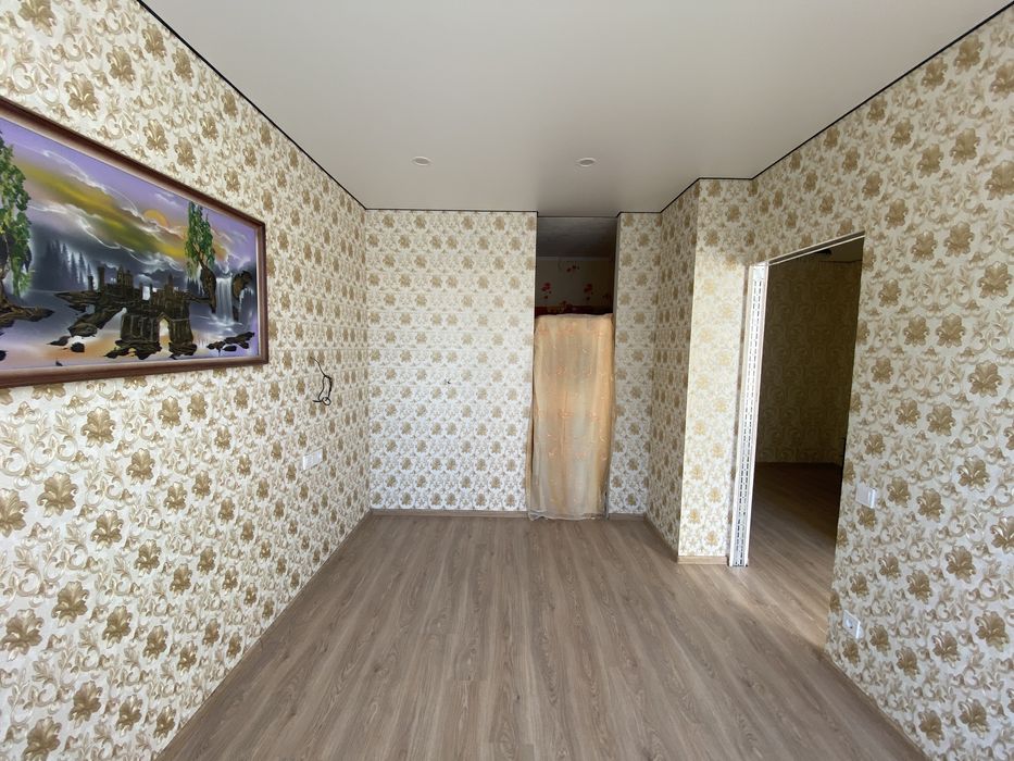 Простора квартира з гардеробом, газове опалення, середній поверх