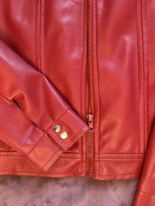 Червона шкіряна куртка з яскравою підкладкою