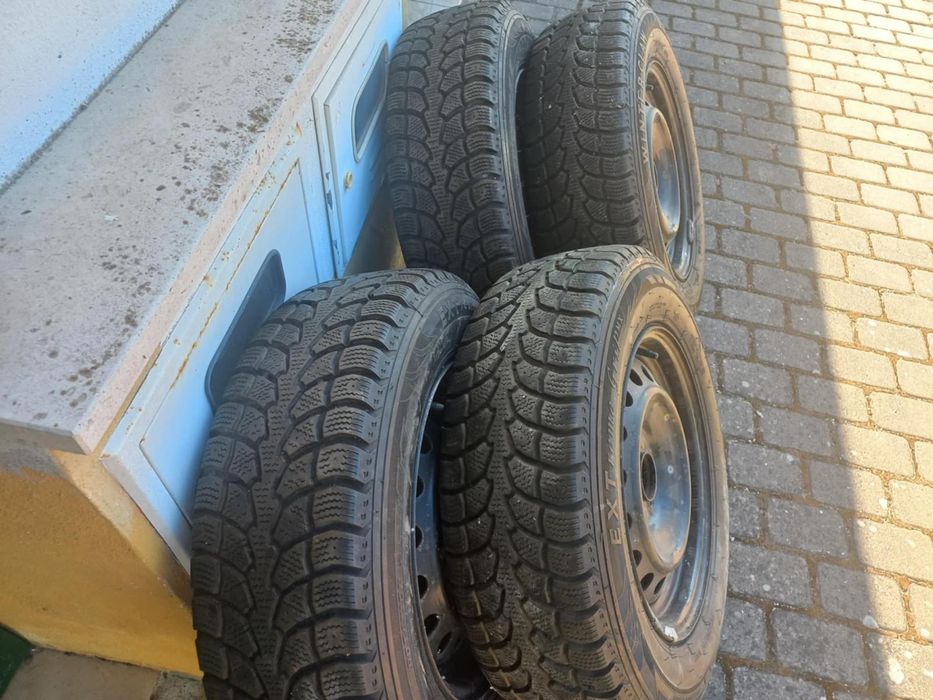 Pneus com jantes 215/70/R16 5 furos