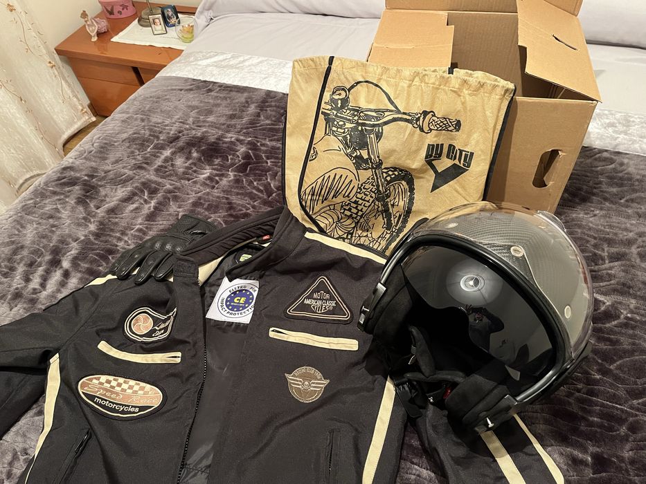 Conjunto capacete casaco e luvas