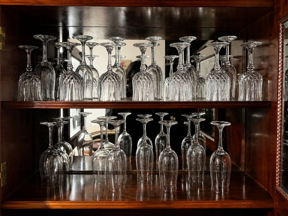 Vendo bar de canto em madeira maciça de carvalho+ 2 bancos+ copos