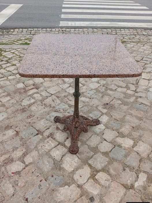 Mesa com pé em ferro e tampo em pedra