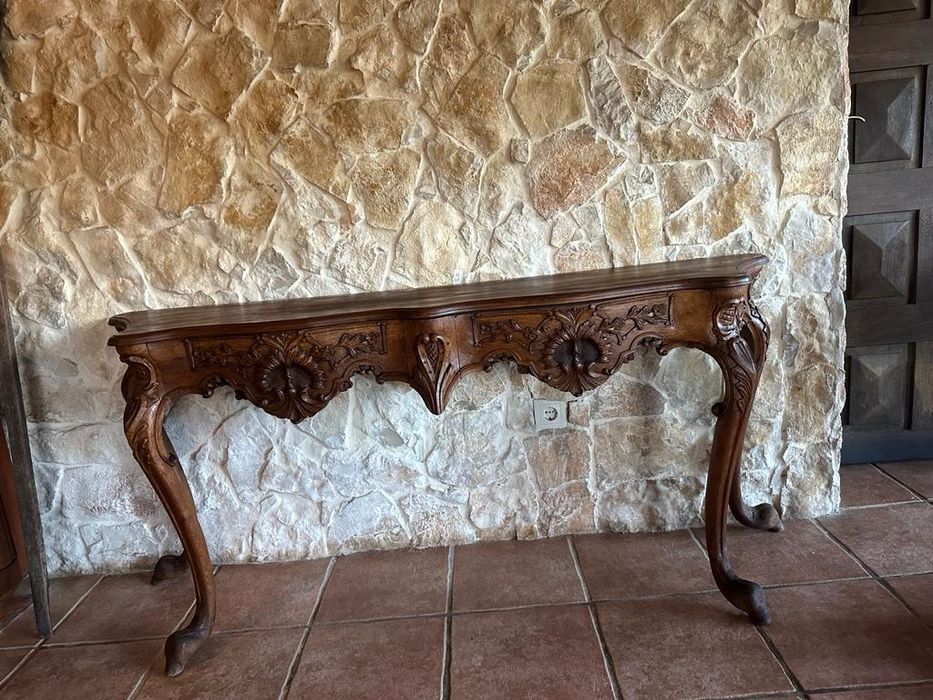 Lindo Aparador clássico em madeira especial.