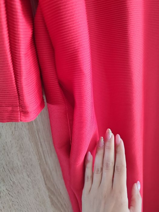 Czerwona sukienka oversize na różne okazje