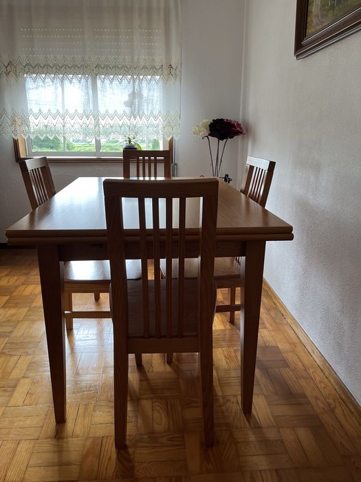 mesa de madeira extensível + 4 cadeiras