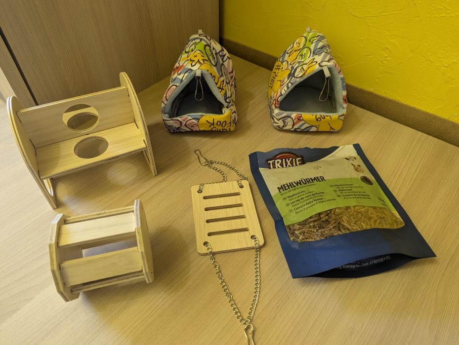 Корм, іграшки...