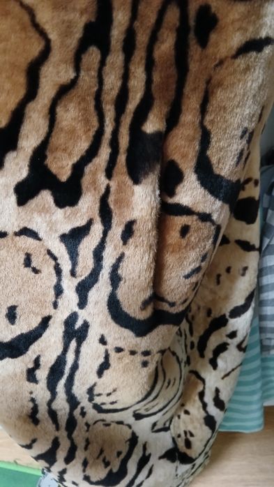 Шуба натуральна 44-48 є дефект