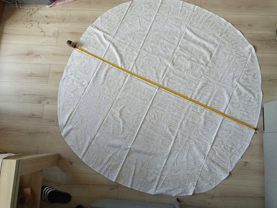 Obrus żakardowy-haftowany 180cm