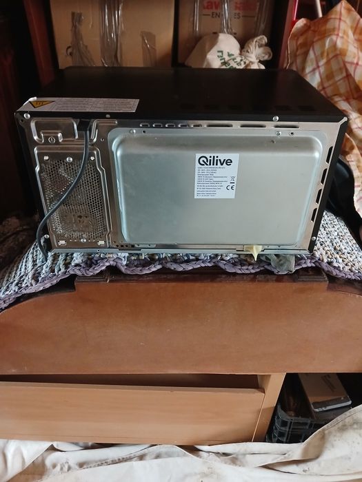 Microondas com forno impecável.