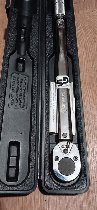 Динамометрический ключ Intertool 1/2 28-210