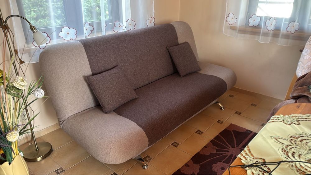 Sofa rozkladana z funkcja spania ze schowkiem