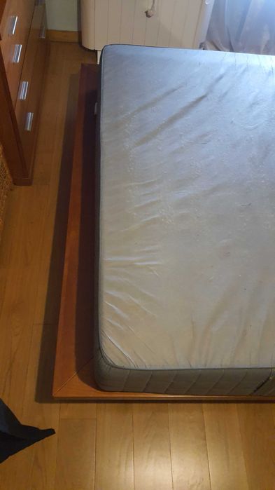 Vende-se mobília de quarto em madeira maciça