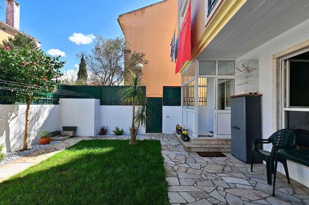 T2 com Jardim Privado Entrada Separada Renovado Excelente Localização