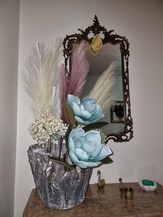 Vasos, arranjos florais e artigos decorativos