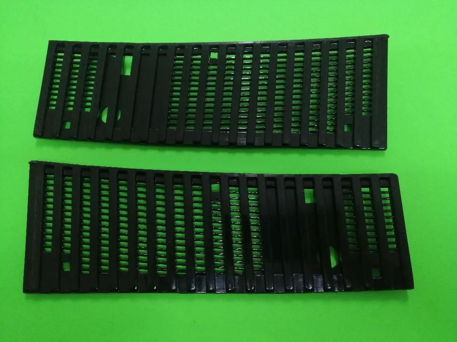 Par grelhas torpedo entre o capot e o vidro para brisas Nissan Pickup