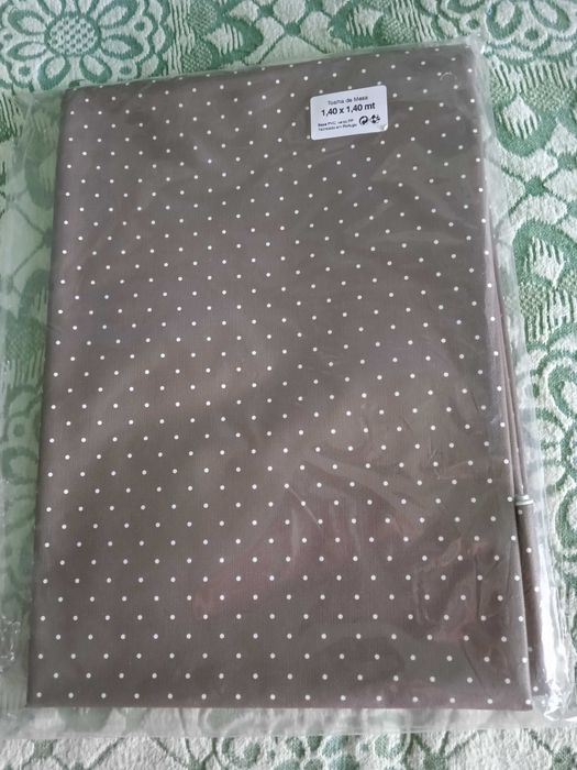 Toalha de mesa plástica 140 x 140 cm
