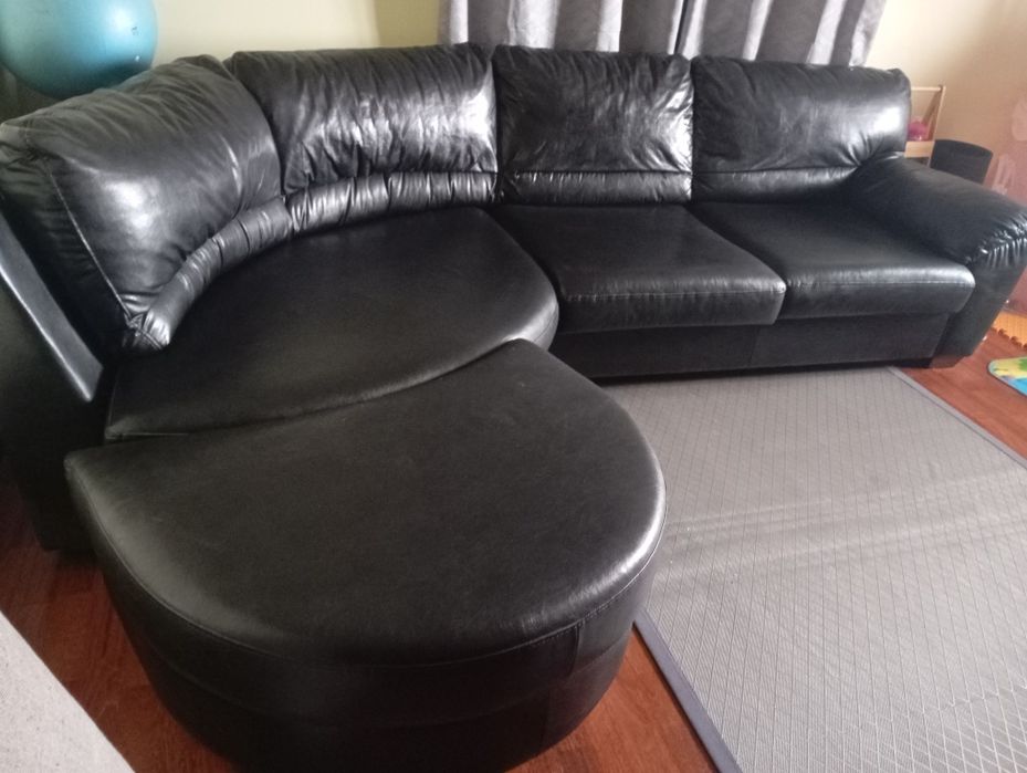 Sofá grande preto resistente