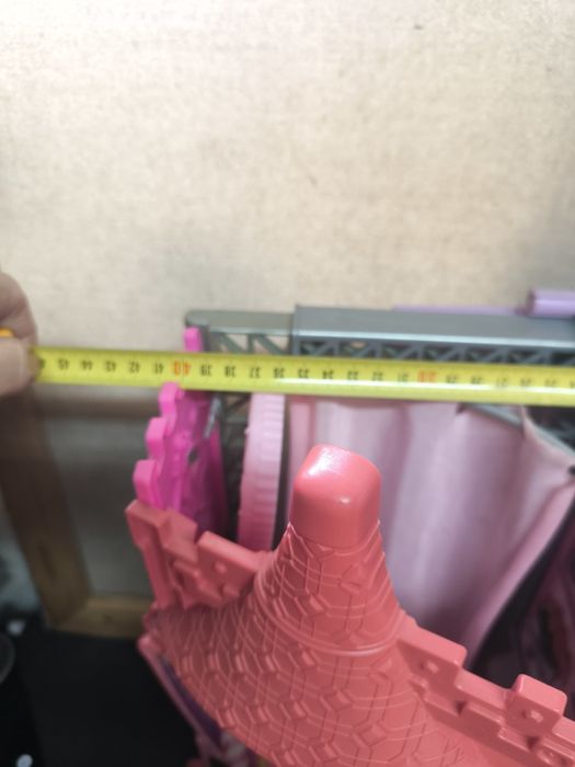 Barbie Rock 'n Royals Palco e Acampamento 2 em 1
Dê vida à magia do fi