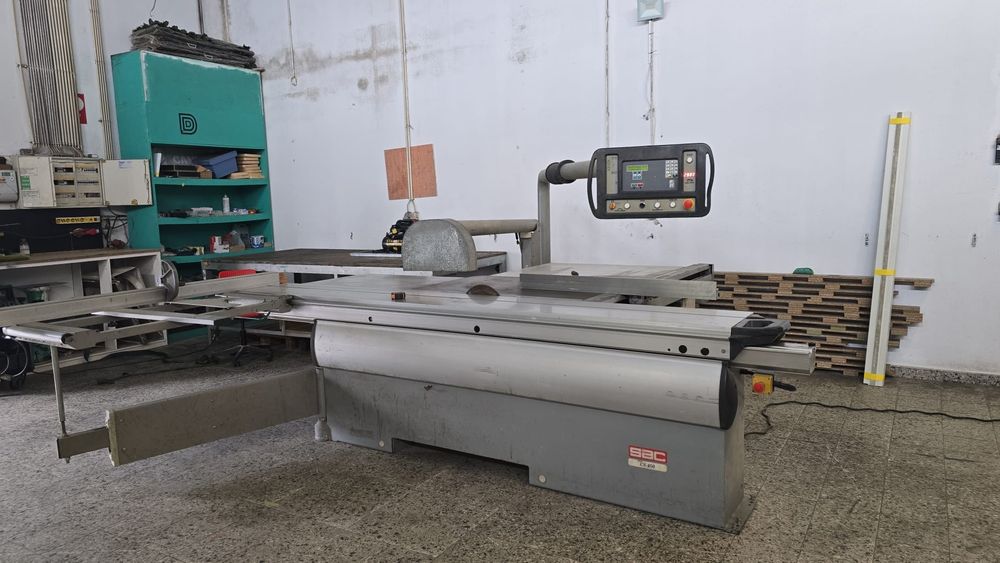 Esquadrejadora sac com subida descida eletrica e paralela eletrica