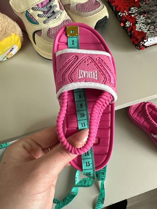 Продам босоножки для девочки