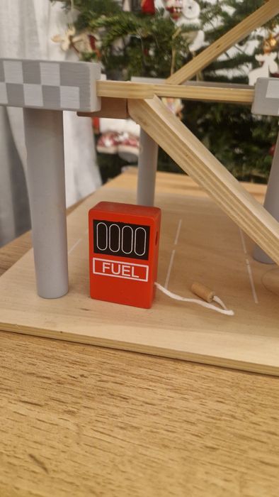 Drewniany garaż z windą.