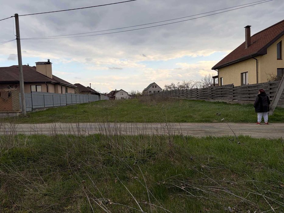 Пропонується до продажу земельна ділянка 12 соток під забудову, в Блиставиці. Відстань 20км від Киева.