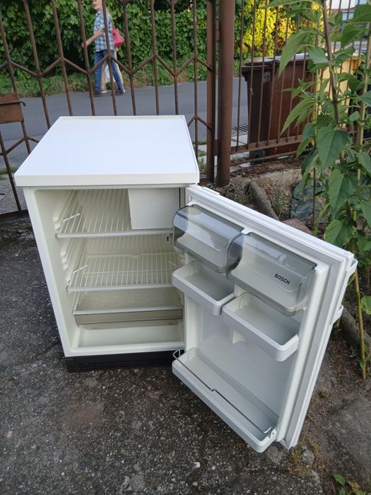 Mała lodówka z małym zamrażarnikiem firmy BOSCH w bardzo dobrym stanie