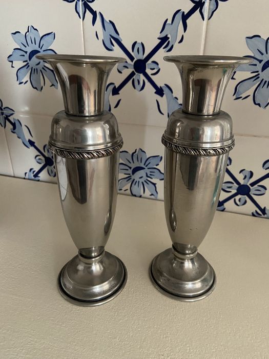 Duas jarras de estanho