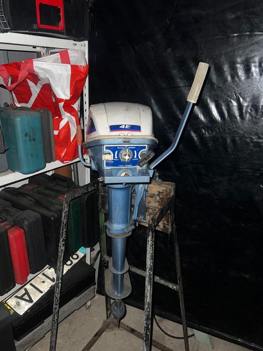 Motores fora de borda e material de barcos